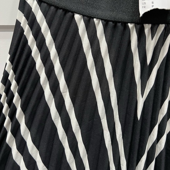Black & Chevron print pleated skirt - Picture 3 of 3